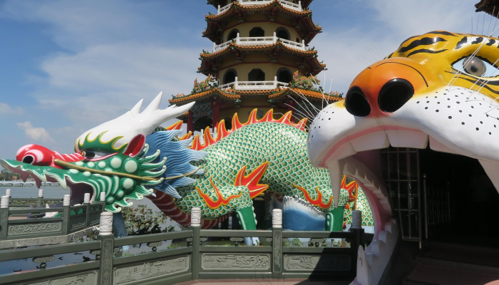 五彩缤纷雕画廊打一生肖，原创解答落实